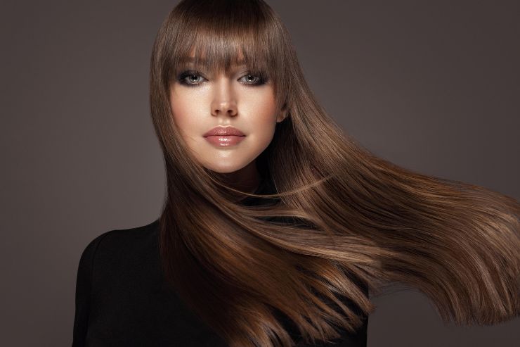 ragazza con taglio di capelli lunghi e frangetta