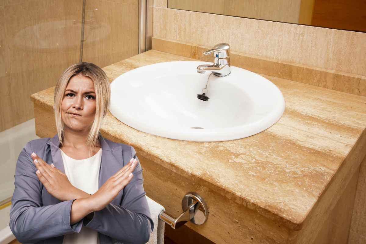 donna dice no e lavandino bagno 